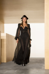 Irina Shayk - Versace Fashion Show in Milan | March 2021 фото №1291744