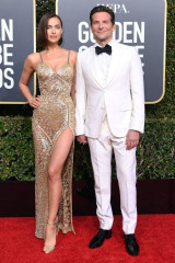Irina Shayk and Bradley Cooper – 2019 Golden Globe Awards Red Carpet фото №1133877