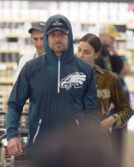 Irina Shayk and Bradley Cooper – Grocery Shopping in Los Angeles фото №1056777