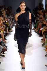 Irina Shayk Walks Max Mara Show, Milan Fashion Week фото №1104165