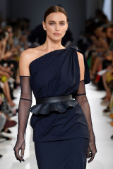 Irina Shayk Walks Max Mara Show, Milan Fashion Week фото №1104159