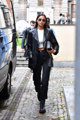 Irina Shayk is seen out after the show in Milan // 23,09.2020 фото №1278507