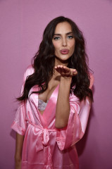 Irina Shayk – Victoria’s Secret Fashion Show Backstage 2016 in Paris фото №926522