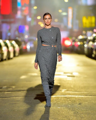 Irina Shayk - Michael Kors Fashion Show in New York | 04.08.2021  фото №1293919