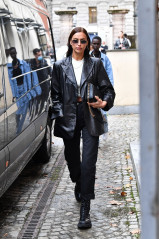 Irina Shayk is seen out after the show in Milan // 23,09.2020 фото №1278506
