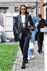 Irina Shayk is seen out after the show in Milan // 23,09.2020 фото №1278511