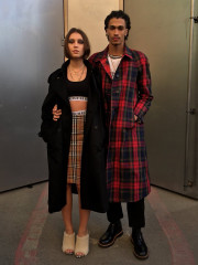 Iris Law - Burberry February 2018 show during London Fashion Week 02/17/2018 фото №1057192