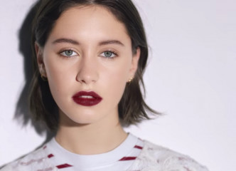 Iris Law - Burberry Campaign for Liquid Lips Velvet фото №1060790