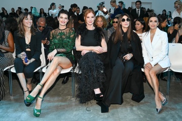 Front Row At Elie Saab Spring/Summer 2023 Fashion Show in Paris фото №1352574