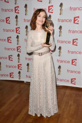 Isabelle Huppert Wins Lifetime Achievement Award at the 29th Molieres Awards  фото №970277