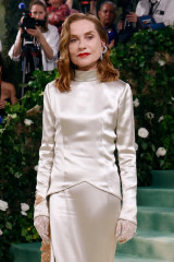 Isabelle Huppert – Met Gala 2024 фото №1398613