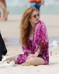  Isla Fisher at Bondi Beach in Australia фото №928904