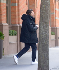 Jake Gyllenhaal - bundles up on a chilly day in New York City, February 27, 2020 фото №1268323