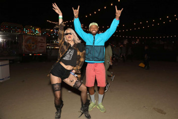 Jasmine Sanders – Levi’s Neon Carnival at 2018 Coachella in Indio фото №1063369