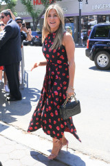 Jennifer Aniston – Jason Bateman’s Hollywood Star Ceremony in Hollywood фото №985504