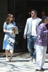 Jennifer Garner and Ben Affleck Goes to Church in Pacific Palisades  фото №956861