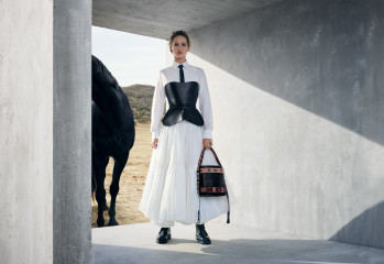 Jennifer Lawrence by Viviane Sassen for Dior Cruise SS 2019 Campaign 06/22/2018 фото №1349276