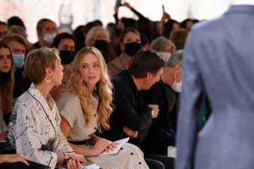 Jennifer Lawrence -  Dior : Front Row - Paris Fashion Week | July 05, 2021 фото №1301606