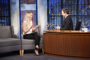 Jennifer Lawrence – Late Night with Seth Meyers New Year’s Eve Special! in New Y фото №931306