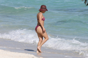 Jennifer Lopez - Turks and Caicos Islands, England // 05.01.2021 фото №1287571