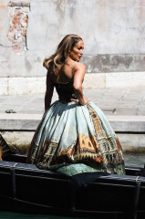 Jennifer Lopez - Dolce & Gabbana Photoshoot in Venice 09/11/2021 фото №1309950
