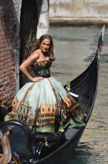 Jennifer Lopez - Dolce & Gabbana Photoshoot in Venice 09/11/2021 фото №1309949