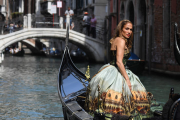 Jennifer Lopez - Dolce & Gabbana Photoshoot in Venice 09/11/2021 фото №1309948
