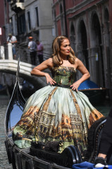 Jennifer Lopez - Dolce & Gabbana Photoshoot in Venice 09/11/2021 фото №1309947