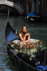 Jennifer Lopez - Dolce & Gabbana Photoshoot in Venice 09/11/2021 фото №1309951