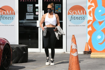 Jennifer Lopez - Somi Fitness in Miami 01/16/2021 фото №1287691