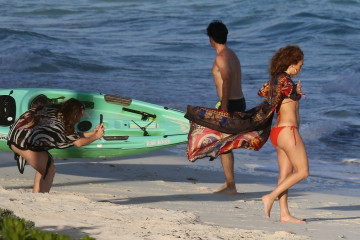 Jennifer Lopez - Turks and Caicos Islands, England // 02.01.2021 фото №1288636