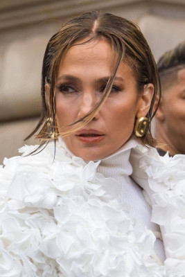 Jennifer Lopez – Schiaparelli SS2024 Show at Paris Fashion Week фото №1386045