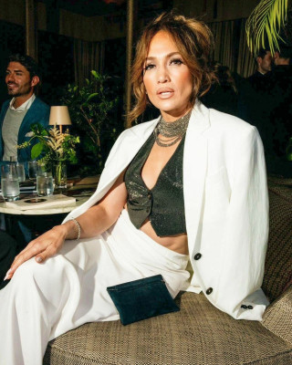 Jennifer Lopez at Brunello Cucinelli Hosts Dinner in Los Angeles 10/18/23 фото №1379618