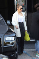 Jennifer Lopez out shopping in Beverly Hills фото №930950
