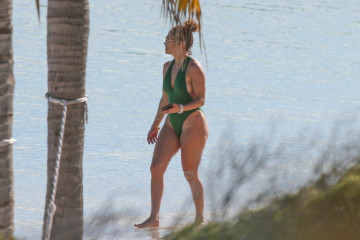 Jennifer Lopez - Turks and Caicos Islands, England // 04.01.2021 фото №1287695