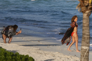 Jennifer Lopez - Turks and Caicos Islands, England // 02.01.2021 фото №1288630