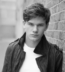 Jeremy Irvine фото №737869