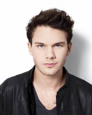 Jeremy Irvine фото №737868