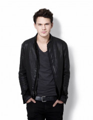 Jeremy Irvine фото №737873