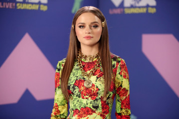 Joey King - '2020 MTV Video Music Awards' in New York (Arrival) | 30.08.2020 фото №1272766