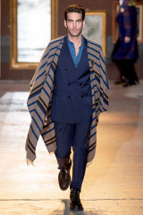 Jon Kortajarena - Etro Menswear Fall/Winter 2020 Fashion Show in Milan фото №1245511