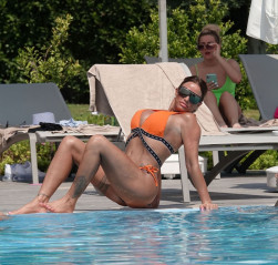 KATIE PRICE in Bikini at a Pool in Turkey 07/27/2020 фото №1266644