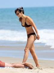 JORDANA BREWSTER in Bikini at a Beach in Santa Monica 07/25/2020 фото №1266498