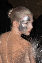 Julia Fox – Mugler Show During Paris Fashion Week  фото №1390350