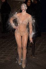 Julia Fox – Mugler Show During Paris Fashion Week  фото №1390351