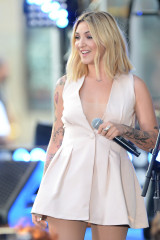 Julia Michaels - TODAY Show in New York 08/02/2018 фото №1098098