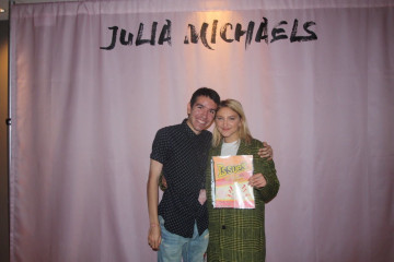 Julia Michaels - Meet & Greet in Inglewood 06/05/2018 фото №1143547