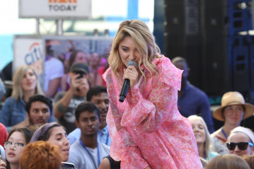 Julia Michaels - TODAY Show in New York 07/27/2018 фото №1091926