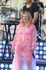 Julia Michaels - TODAY Show in New York 07/27/2018 фото №1091924