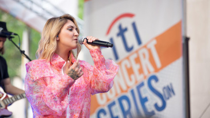 Julia Michaels - TODAY Show in New York 07/27/2018 фото №1095360